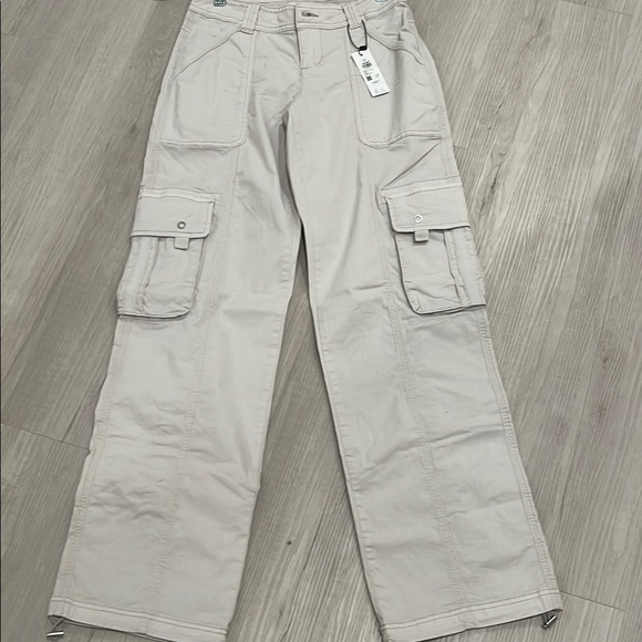 New with tags Women's Cargo Jeans - Picture 1 of 4